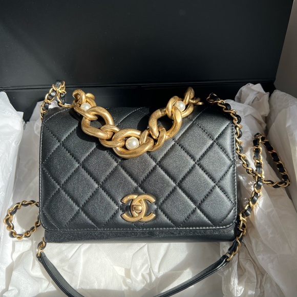 NEVER WORN CHANEL PEARL flap bag. VERY RARE - Picture 2 of 10